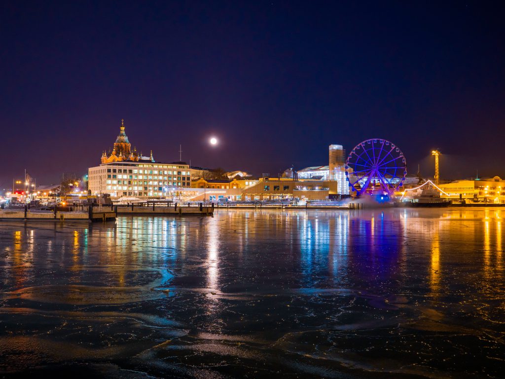 Helsinki bei Nacht